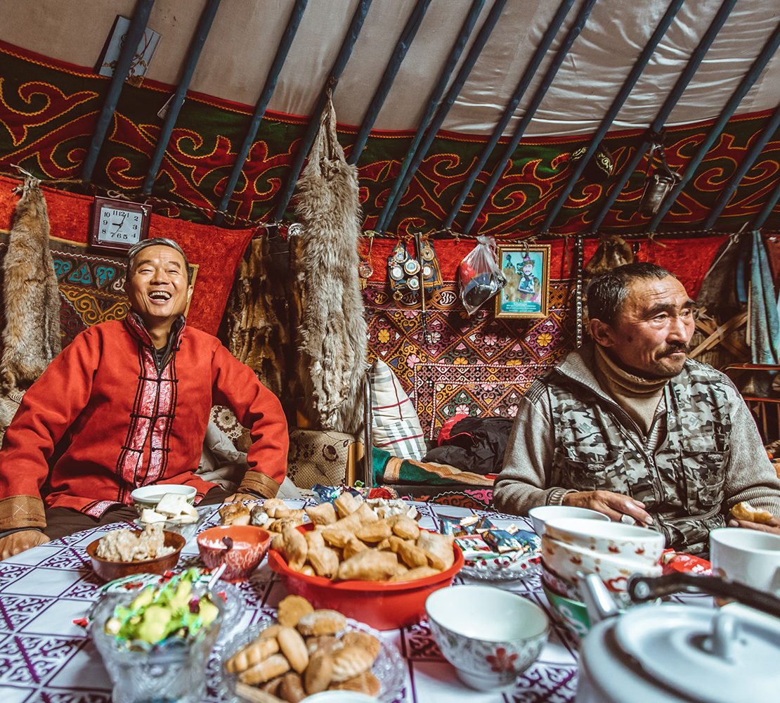 Famille de chasseurs Kazakhs à l'intérieur de leur yourtes mongoles dans la province de Bayan-Olgii, Mongolie. Nourriture, cuisine, recettes mongoles.