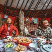 Famille de chasseurs Kazakhs à l'intérieur de leur yourtes mongoles dans la province de Bayan-Olgii, Mongolie. Nourriture, cuisine, recettes mongoles.