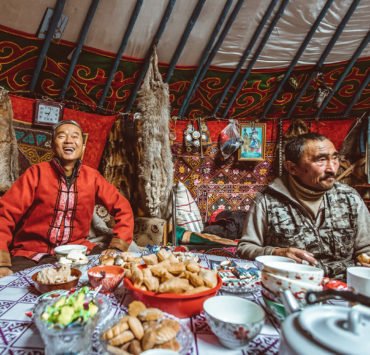 Famille de chasseurs Kazakhs à l'intérieur de leur yourtes mongoles dans la province de Bayan-Olgii, Mongolie. Nourriture, cuisine, recettes mongoles.
