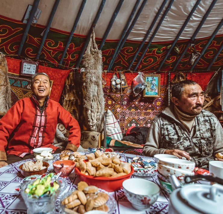 Famille de chasseurs Kazakhs à l'intérieur de leur yourtes mongoles dans la province de Bayan-Olgii, Mongolie. Nourriture, cuisine, recettes mongoles.
