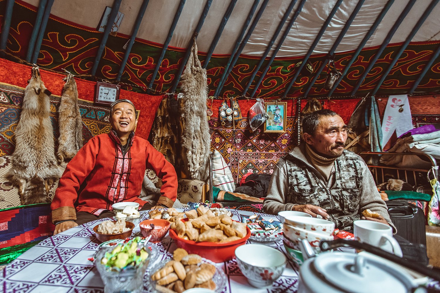 Famille de chasseurs Kazakhs à l'intérieur de leur yourtes mongoles dans la province de Bayan-Olgii, Mongolie. Nourriture, cuisine, recettes mongoles.