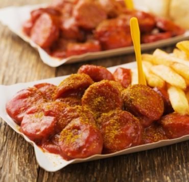 Saucisse allemande- currywurst-frites-épices-sauce tomate-cuisine allemande