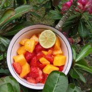 Salade de fraises et de mangues