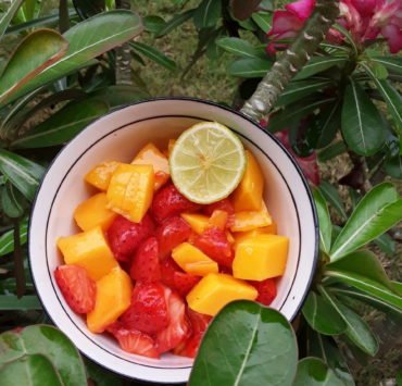 Salade de fraises et de mangues