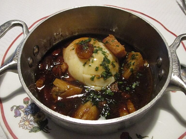 Eggs in Red Wine Sauce (Œufs en Meurette)