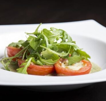 Tomate farcie au chaource et lardons